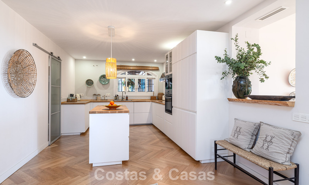 Apartamento totalmente reformado con vistas panorámicas al mar en venta en el Valle del Golf de Nueva Andalucía, Marbella 806187