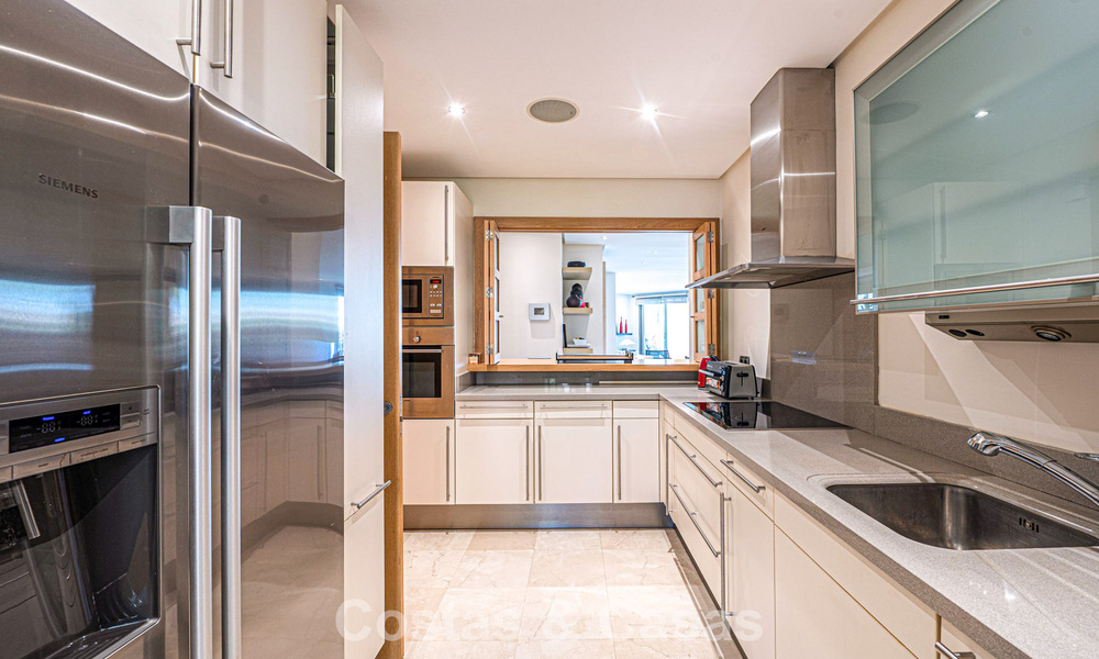 Exclusivo apartamento en planta baja con jardín privado en la Milla de Oro de Marbella 806198