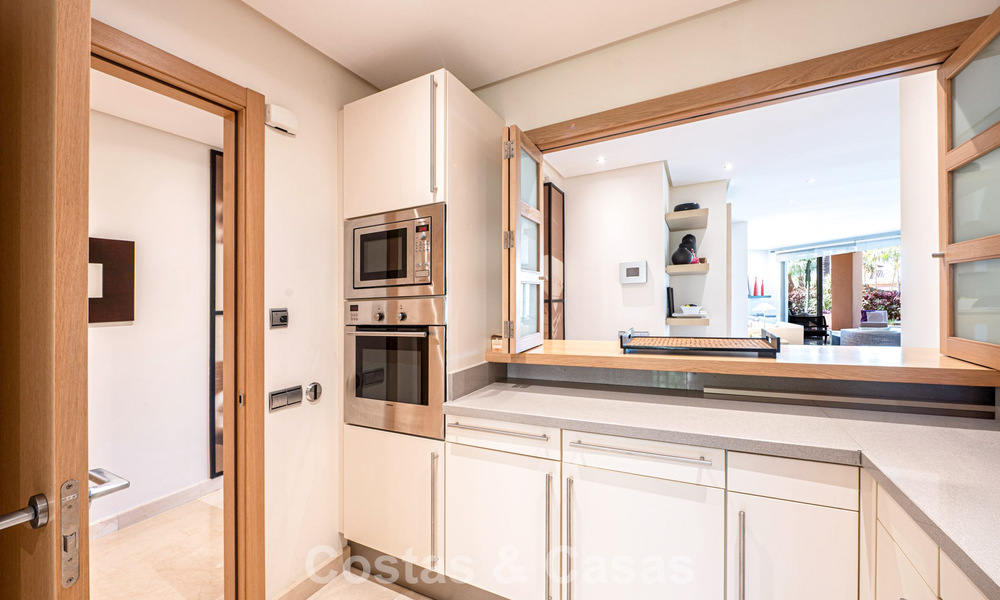 Exclusivo apartamento en planta baja con jardín privado en la Milla de Oro de Marbella 806200