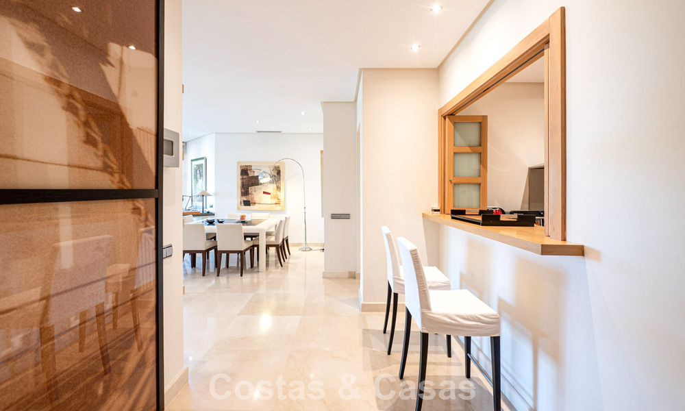 Exclusivo apartamento en planta baja con jardín privado en la Milla de Oro de Marbella 806202