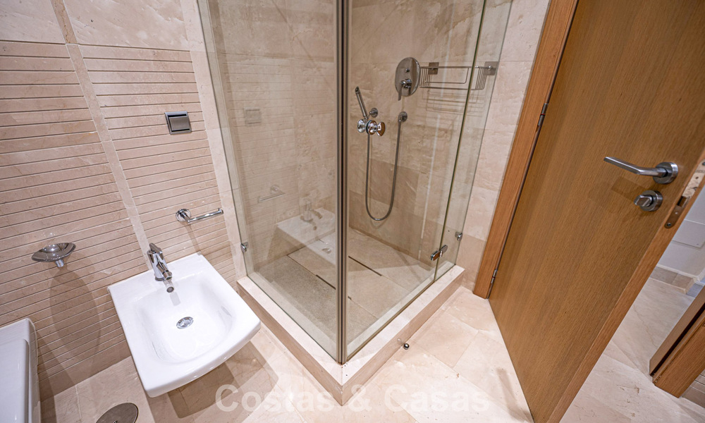 Exclusivo apartamento en planta baja con jardín privado en la Milla de Oro de Marbella 806221