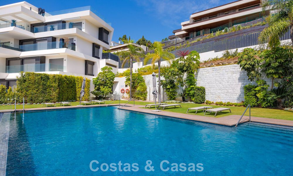 Apartamento de primera categoría con vistas al mar en venta en un complejo boutique cerrado en Marbella - Benahavís 806600