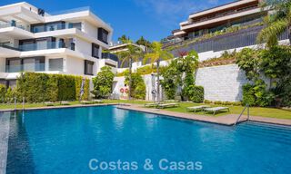 Apartamento de primera categoría con vistas al mar en venta en un complejo boutique cerrado en Marbella - Benahavís 806600 