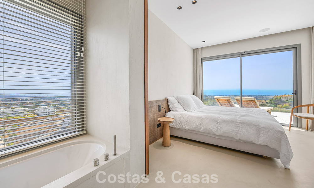 Apartamento de primera categoría con vistas al mar en venta en un complejo boutique cerrado en Marbella - Benahavís 806602