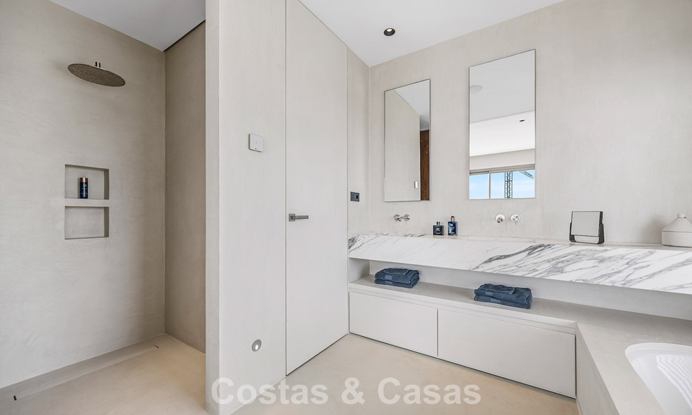 Apartamento de primera categoría con vistas al mar en venta en un complejo boutique cerrado en Marbella - Benahavís 806603