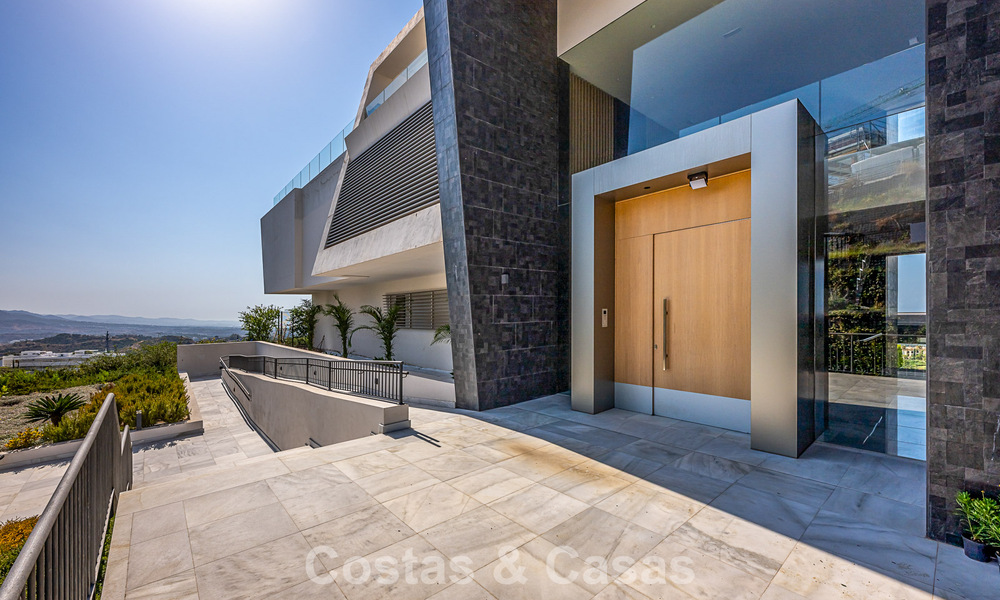 Apartamento de primera categoría con vistas al mar en venta en un complejo boutique cerrado en Marbella - Benahavís 806697