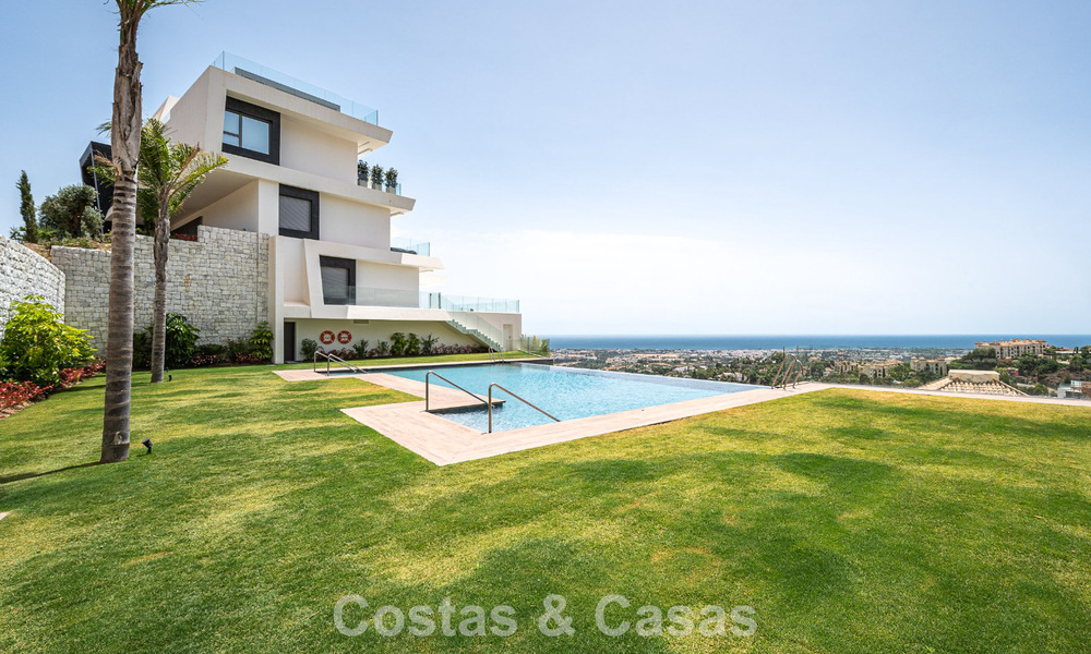 Apartamento de primera categoría con vistas al mar en venta en un complejo boutique cerrado en Marbella - Benahavís 806701