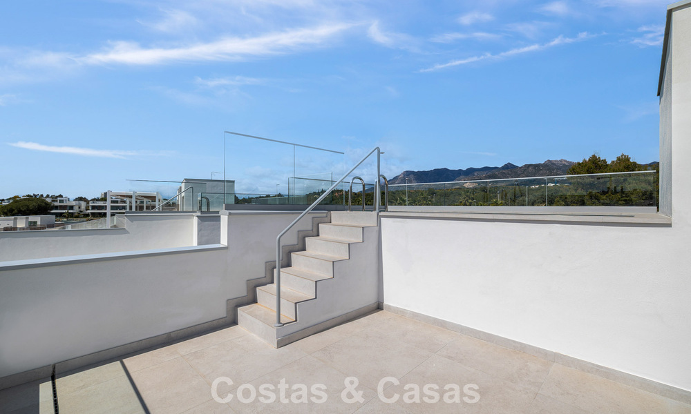 Ático dúplex moderno de lujo a estrenar con piscina privada y vistas al mar en primera línea de golf en Marbella Este 806340