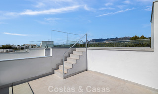 Ático dúplex moderno de lujo a estrenar con piscina privada y vistas al mar en primera línea de golf en Marbella Este 806340 