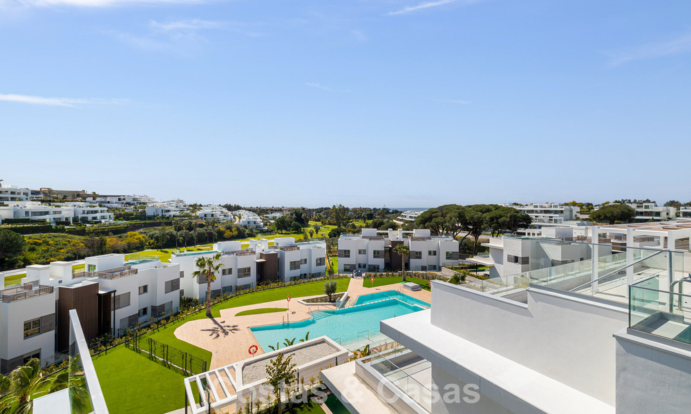 Ático dúplex moderno de lujo a estrenar con piscina privada y vistas al mar en primera línea de golf en Marbella Este 806341