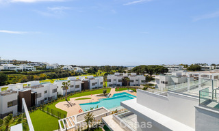 Ático dúplex moderno de lujo a estrenar con piscina privada y vistas al mar en primera línea de golf en Marbella Este 806341 