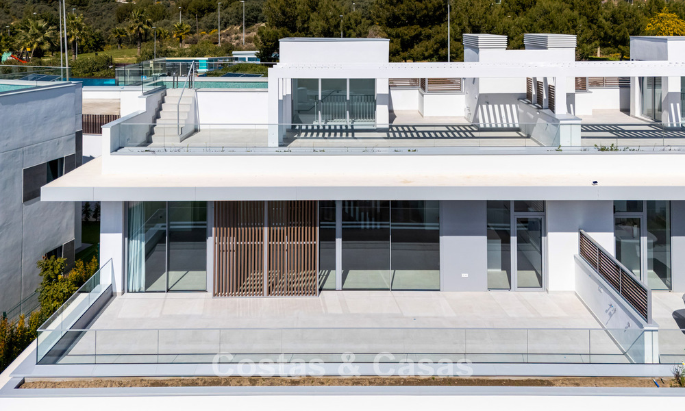 Ático dúplex moderno de lujo a estrenar con piscina privada y vistas al mar en primera línea de golf en Marbella Este 806342