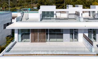 Ático dúplex moderno de lujo a estrenar con piscina privada y vistas al mar en primera línea de golf en Marbella Este 806342 