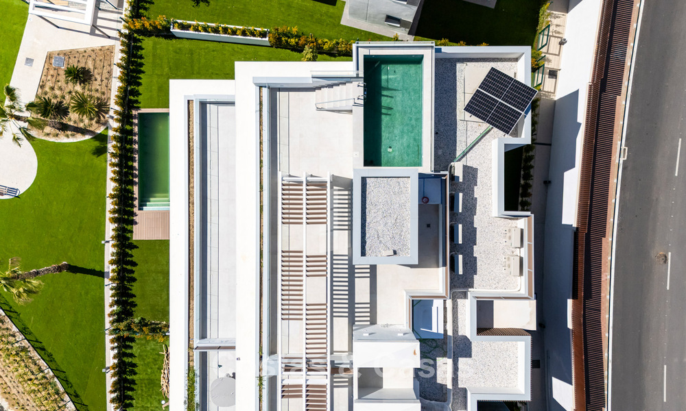 Ático dúplex moderno de lujo a estrenar con piscina privada y vistas al mar en primera línea de golf en Marbella Este 806343