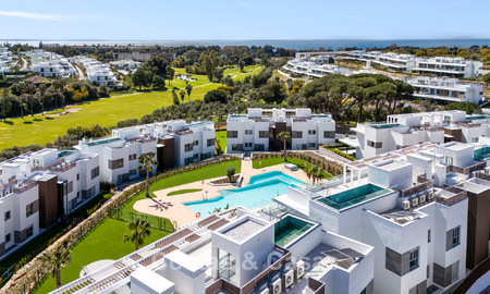 Ático dúplex moderno de lujo a estrenar con piscina privada y vistas al mar en primera línea de golf en Marbella Este 806344