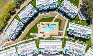 Ático dúplex moderno de lujo a estrenar con piscina privada y vistas al mar en primera línea de golf en Marbella Este 806345 