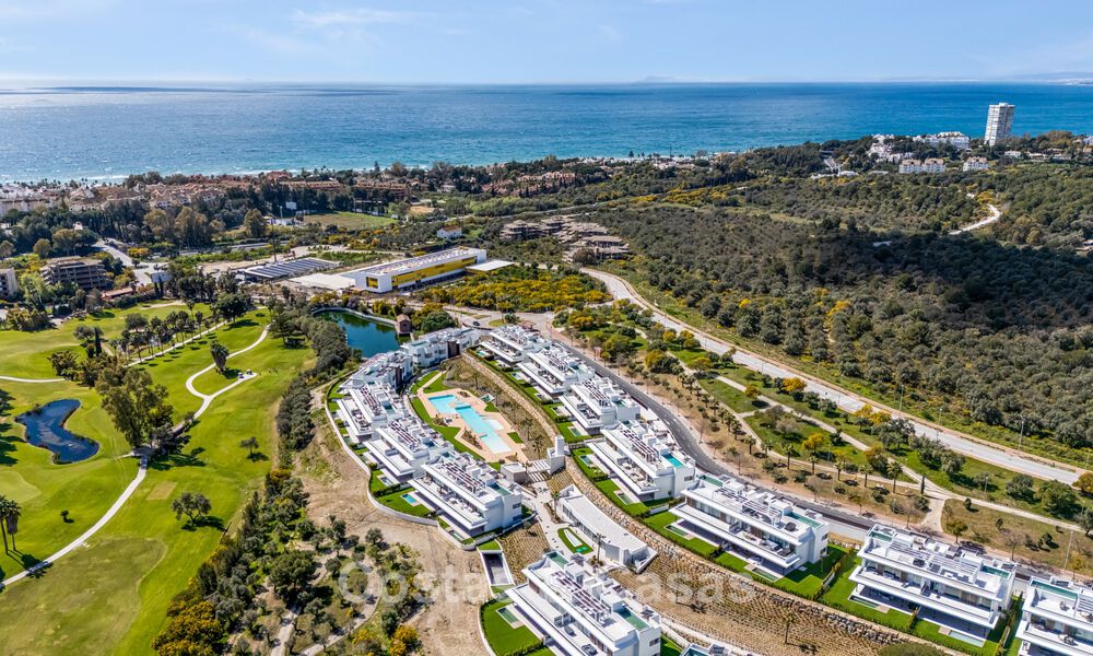Ático dúplex moderno de lujo a estrenar con piscina privada y vistas al mar en primera línea de golf en Marbella Este 806346