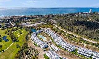 Ático dúplex moderno de lujo a estrenar con piscina privada y vistas al mar en primera línea de golf en Marbella Este 806346 