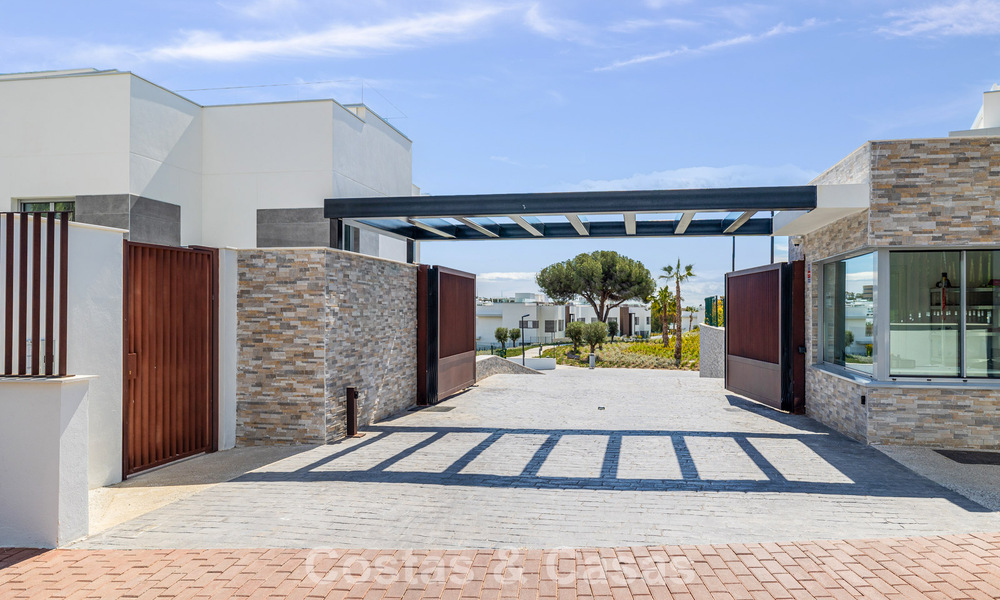 Ático dúplex moderno de lujo a estrenar con piscina privada y vistas al mar en primera línea de golf en Marbella Este 806347