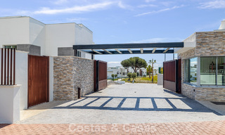 Ático dúplex moderno de lujo a estrenar con piscina privada y vistas al mar en primera línea de golf en Marbella Este 806347 