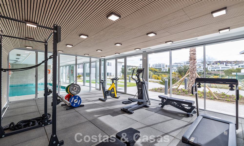 Ático dúplex moderno de lujo a estrenar con piscina privada y vistas al mar en primera línea de golf en Marbella Este 806348
