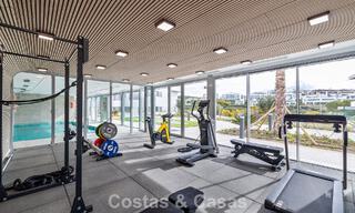 Ático dúplex moderno de lujo a estrenar con piscina privada y vistas al mar en primera línea de golf en Marbella Este 806348 