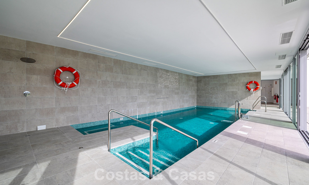 Ático dúplex moderno de lujo a estrenar con piscina privada y vistas al mar en primera línea de golf en Marbella Este 806349
