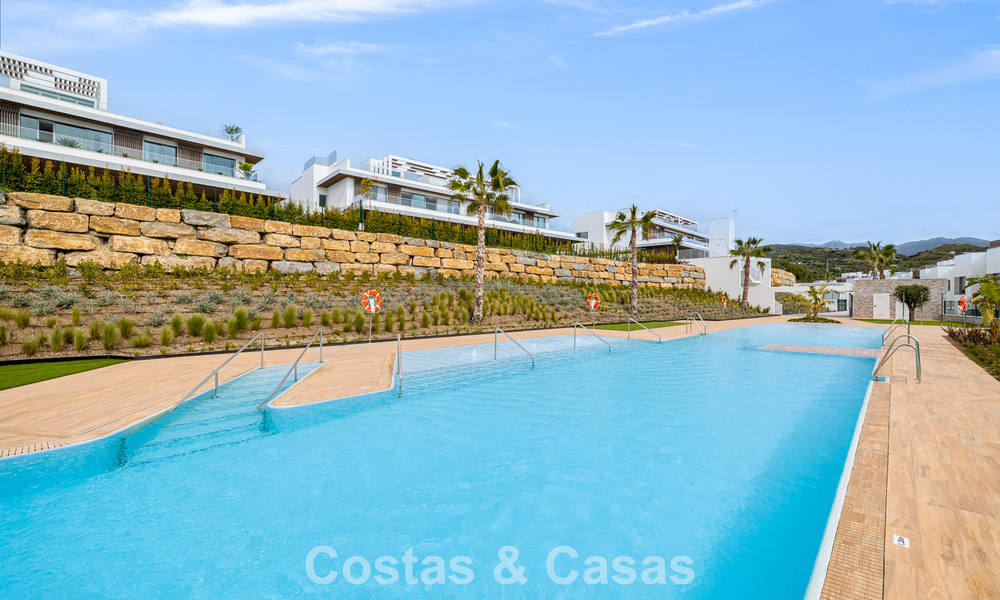 Ático dúplex moderno de lujo a estrenar con piscina privada y vistas al mar en primera línea de golf en Marbella Este 806351