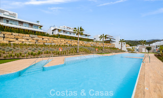 Ático dúplex moderno de lujo a estrenar con piscina privada y vistas al mar en primera línea de golf en Marbella Este 806351 