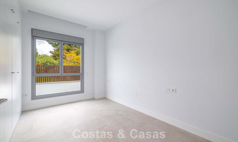 Ático dúplex moderno de lujo a estrenar con piscina privada y vistas al mar en primera línea de golf en Marbella Este 806352