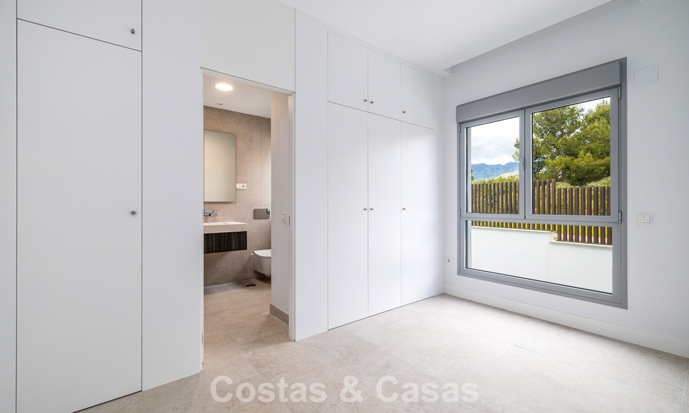 Ático dúplex moderno de lujo a estrenar con piscina privada y vistas al mar en primera línea de golf en Marbella Este 806353