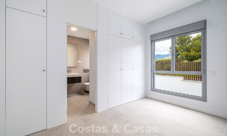 Ático dúplex moderno de lujo a estrenar con piscina privada y vistas al mar en primera línea de golf en Marbella Este 806353 