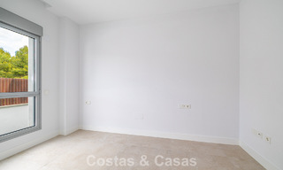 Ático dúplex moderno de lujo a estrenar con piscina privada y vistas al mar en primera línea de golf en Marbella Este 806354 