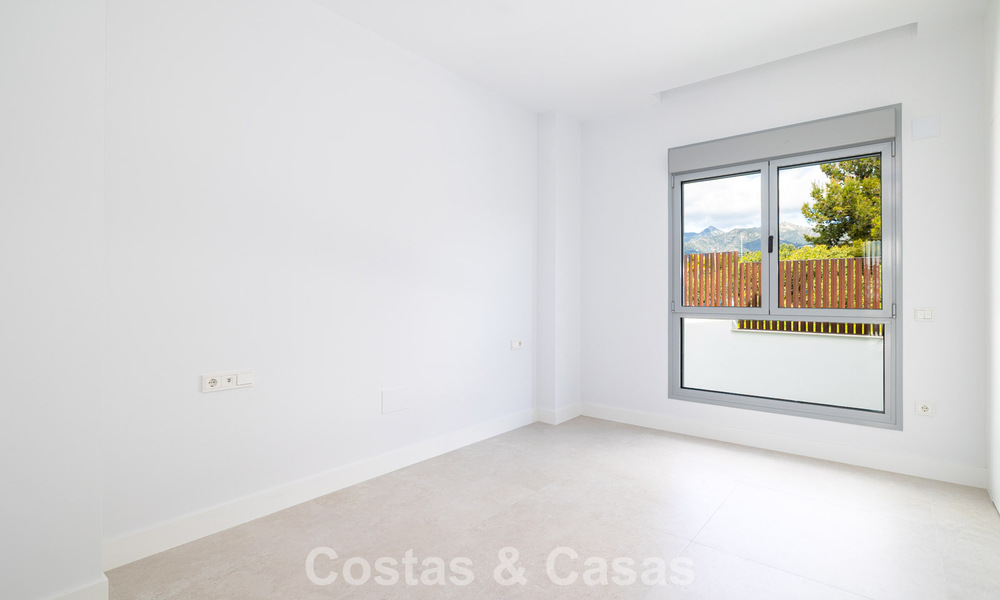 Ático dúplex moderno de lujo a estrenar con piscina privada y vistas al mar en primera línea de golf en Marbella Este 806357