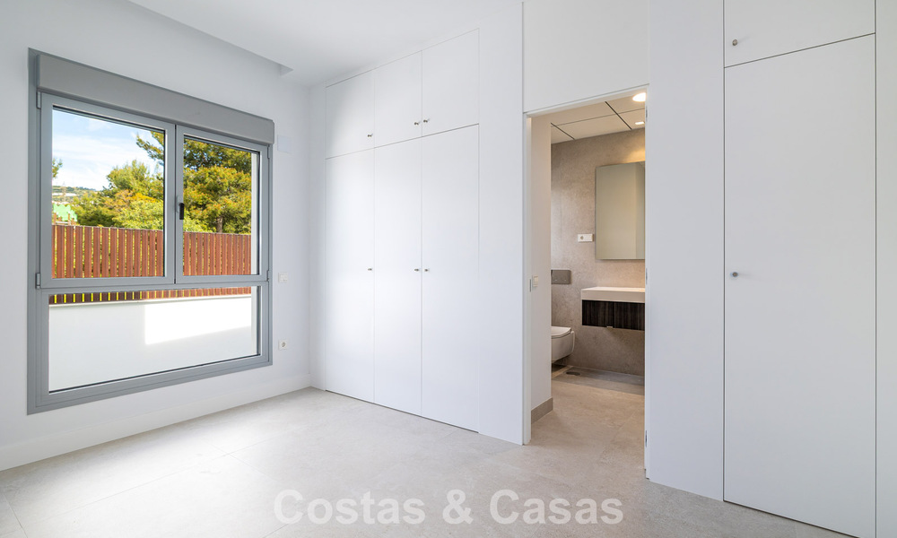 Ático dúplex moderno de lujo a estrenar con piscina privada y vistas al mar en primera línea de golf en Marbella Este 806358