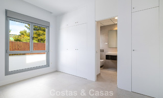 Ático dúplex moderno de lujo a estrenar con piscina privada y vistas al mar en primera línea de golf en Marbella Este 806358 