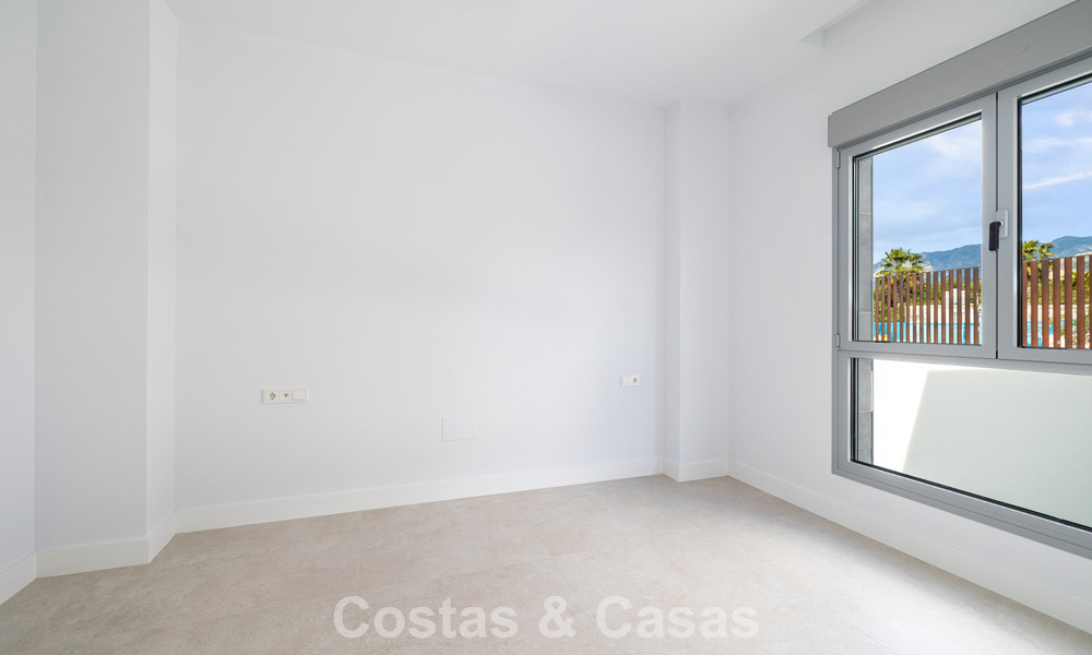 Ático dúplex moderno de lujo a estrenar con piscina privada y vistas al mar en primera línea de golf en Marbella Este 806359