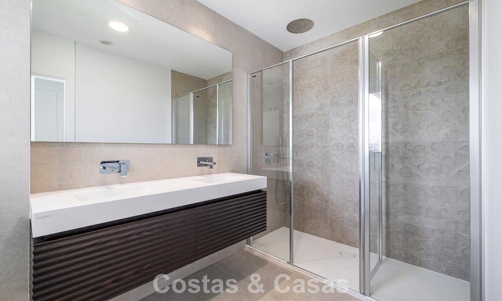 Ático dúplex moderno de lujo a estrenar con piscina privada y vistas al mar en primera línea de golf en Marbella Este 806361