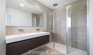 Ático dúplex moderno de lujo a estrenar con piscina privada y vistas al mar en primera línea de golf en Marbella Este 806361 