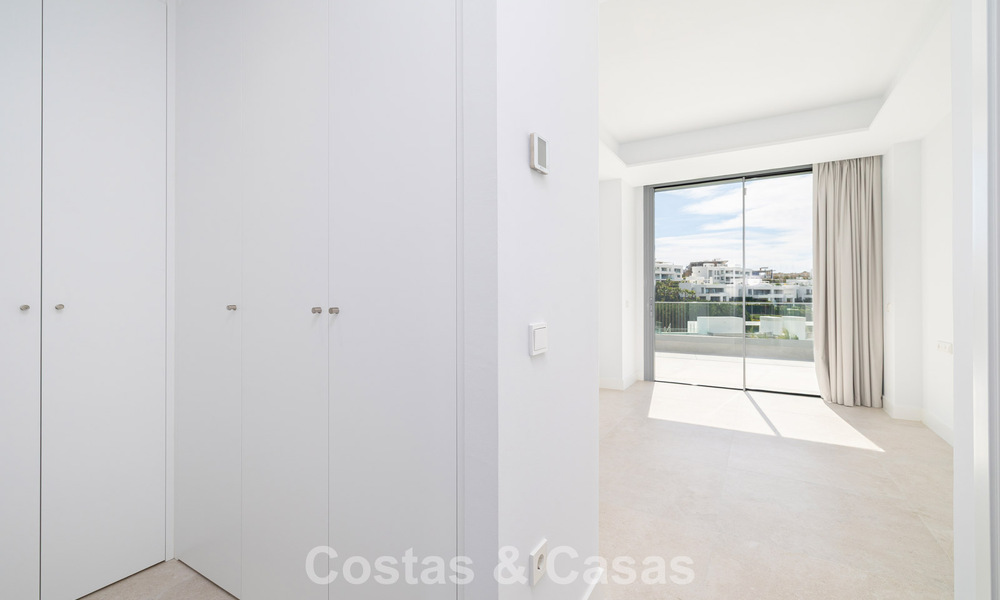 Ático dúplex moderno de lujo a estrenar con piscina privada y vistas al mar en primera línea de golf en Marbella Este 806362