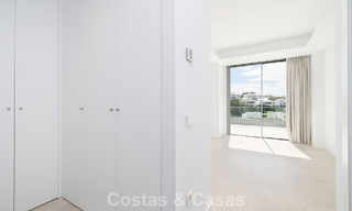 Ático dúplex moderno de lujo a estrenar con piscina privada y vistas al mar en primera línea de golf en Marbella Este 806362 