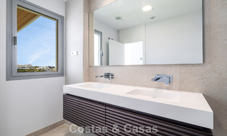 Ático dúplex moderno de lujo a estrenar con piscina privada y vistas al mar en primera línea de golf en Marbella Este 806363 