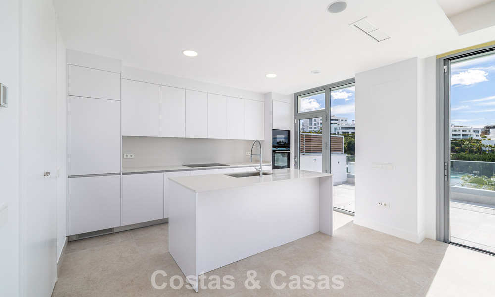 Ático dúplex moderno de lujo a estrenar con piscina privada y vistas al mar en primera línea de golf en Marbella Este 806364