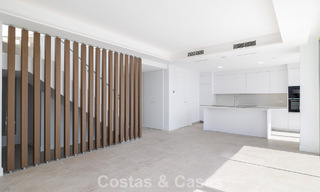Ático dúplex moderno de lujo a estrenar con piscina privada y vistas al mar en primera línea de golf en Marbella Este 806365 