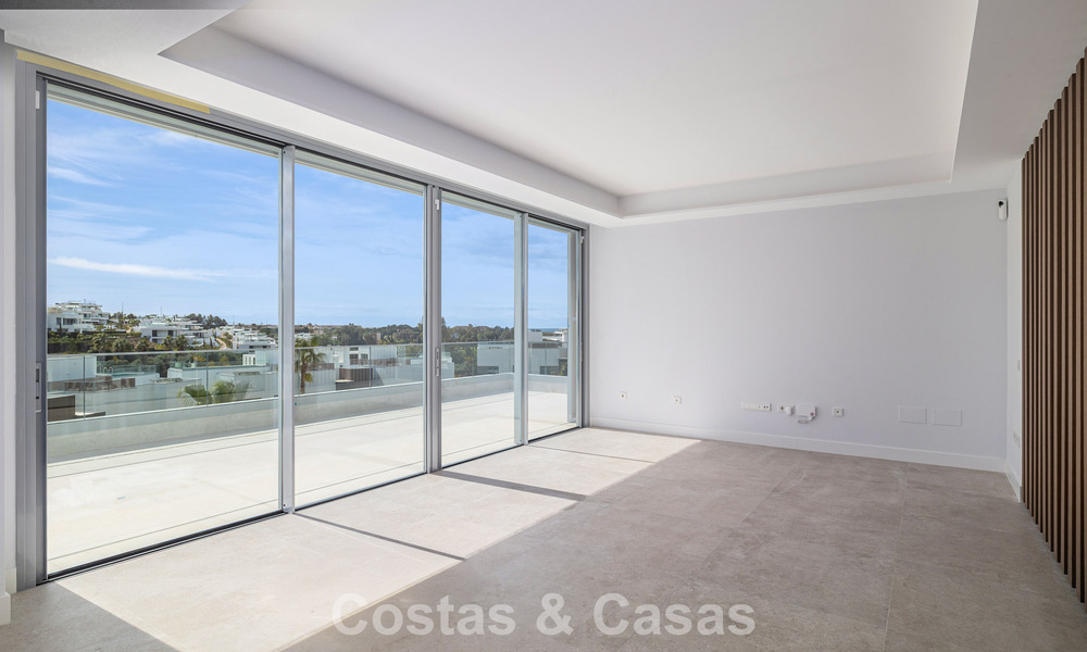 Ático dúplex moderno de lujo a estrenar con piscina privada y vistas al mar en primera línea de golf en Marbella Este 806366