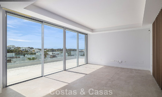Ático dúplex moderno de lujo a estrenar con piscina privada y vistas al mar en primera línea de golf en Marbella Este 806366 