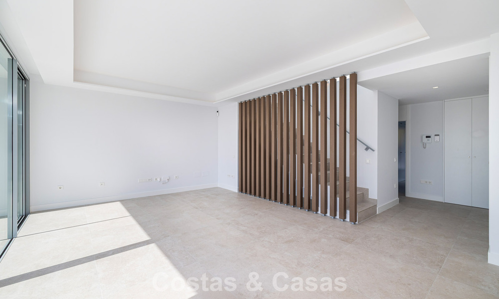 Ático dúplex moderno de lujo a estrenar con piscina privada y vistas al mar en primera línea de golf en Marbella Este 806367