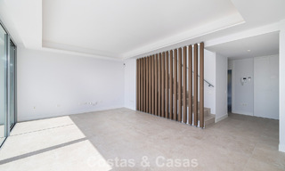 Ático dúplex moderno de lujo a estrenar con piscina privada y vistas al mar en primera línea de golf en Marbella Este 806367 