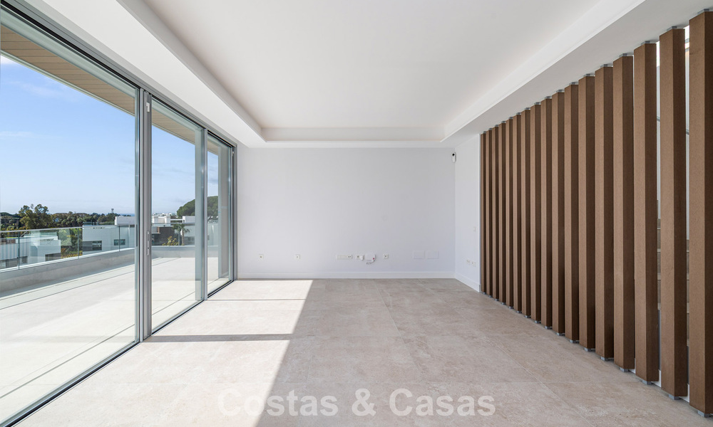 Ático dúplex moderno de lujo a estrenar con piscina privada y vistas al mar en primera línea de golf en Marbella Este 806368