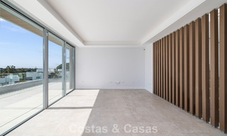 Ático dúplex moderno de lujo a estrenar con piscina privada y vistas al mar en primera línea de golf en Marbella Este 806368 
